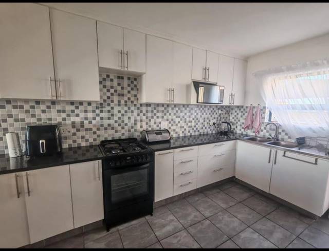 3 BEDROOM TOWNHOUSE FOR SALE IN MOSSEL BAY CENTRAL